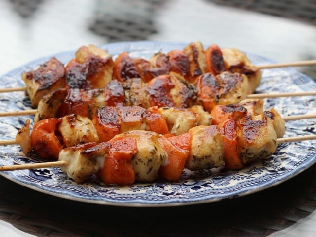 Brochettes de poulet, abricots et thym à la plancha ou au BBQ