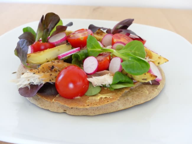 Pancakes salés à la farine de sarrasin au maquereau fumé et légumes croquants