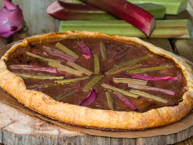 Tarte rustique à la rhubarbe et au gingembre