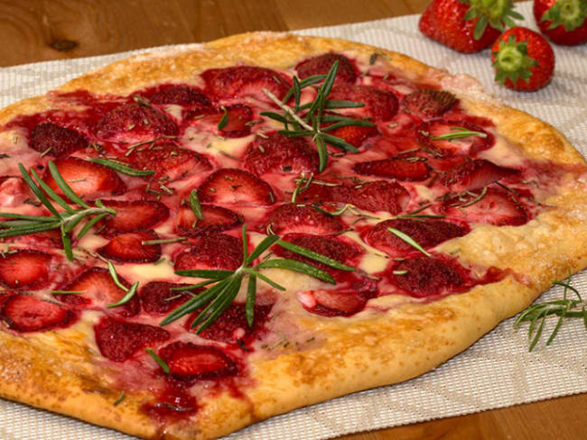 Pizza aux fraises, mascarpone et romarin