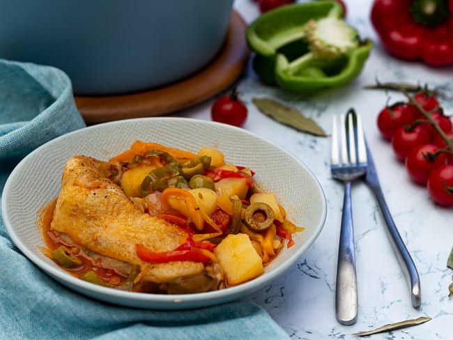 Cuisses de poulet aux poivrons, tomates et pommes de terre mijotés en cocotte