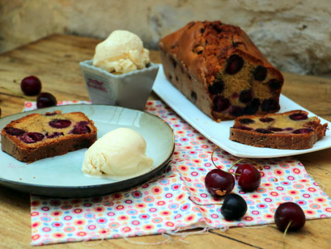 Cake fondant cerises et cardamome à la pâte d'amande