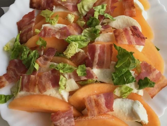 Salade de melon à la mozzarella et chips de poitrine fumée