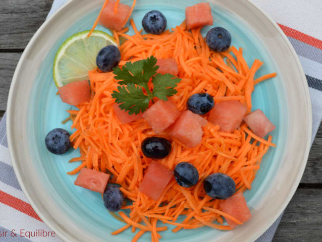 Salade sucrée-salée de carotte râpée à la pastèque et aux myrtilles