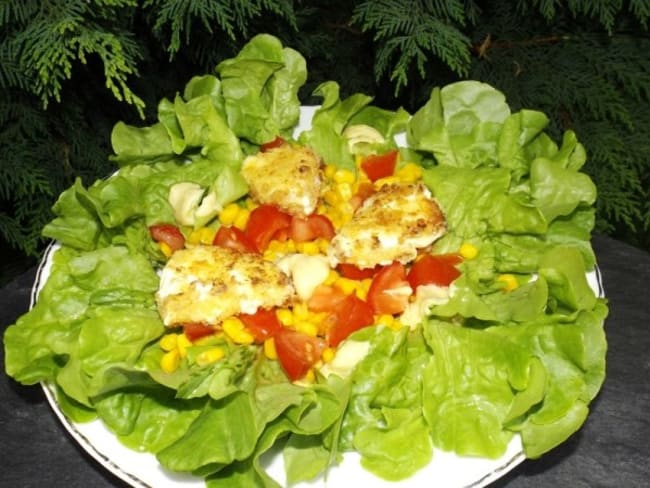 Salade composée aux tomates, maïs et aux vaches qui rit panées