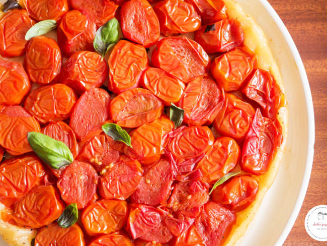 Tarte tatin de tomates cerises, miel et basilic