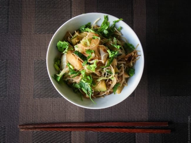 Vermicelles de riz sautés au chou chinois et aux courgettes