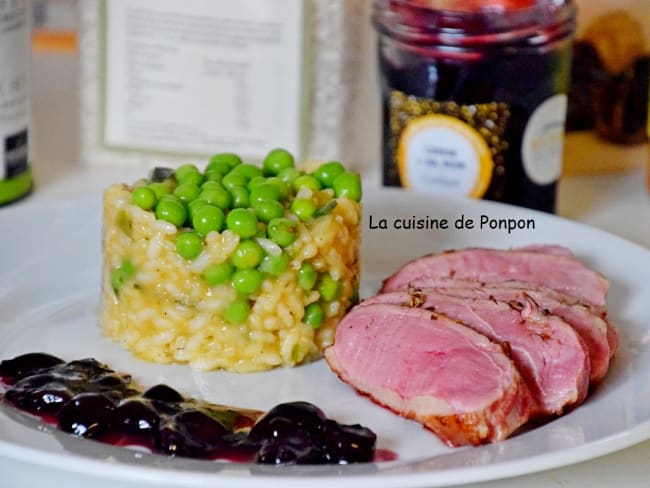 Magret de canard cuit à basse température, confiture de cerise à l'ail noir et risotto aux petits pois