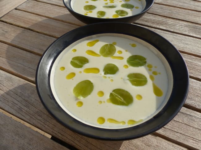 Soupe froide andalouse à l'ail "Ajo blanco"