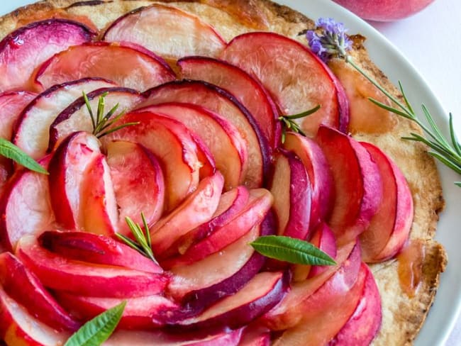 Tarte aux pêches, romarin et citron vert