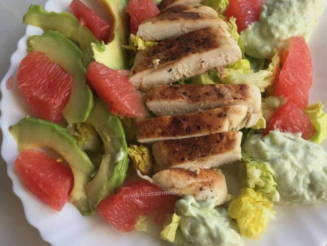 Salade au poulet épicé et pamplemousse, sauce à l'avocat