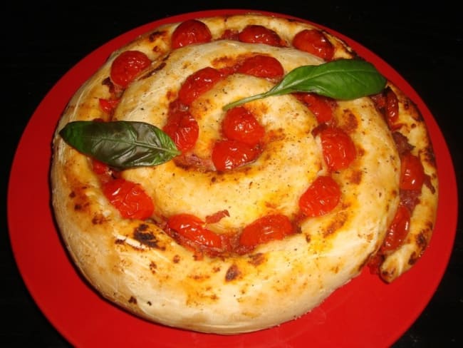 Pizza spirale aux poivrons, tomates cerises et basilic