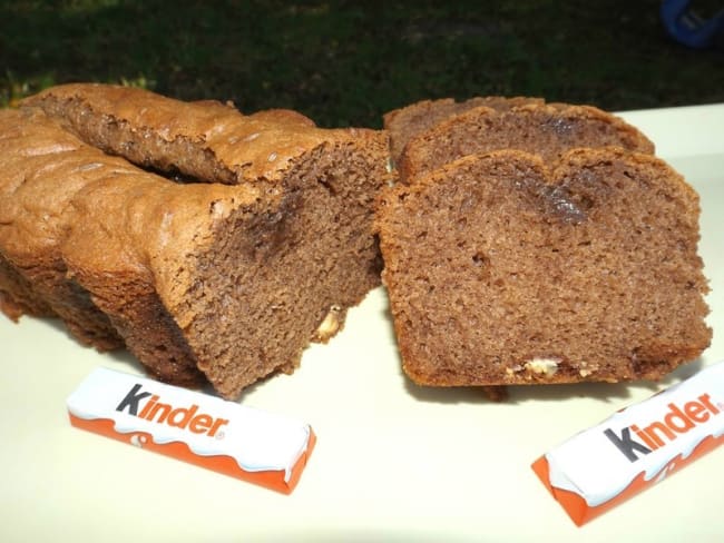 Cake au chocolat noir et aux barres Kinder