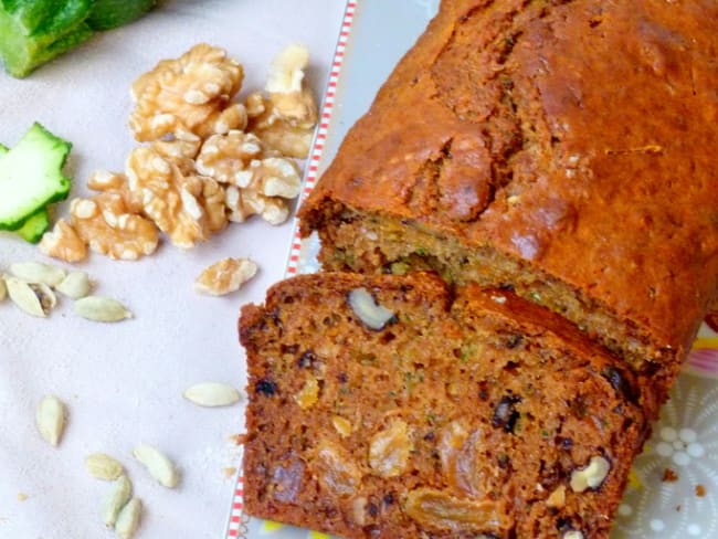 Cake aux courgettes, raisins secs et noix ultra parfumé