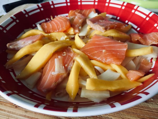 Salade de saumon à la mangue et au soja