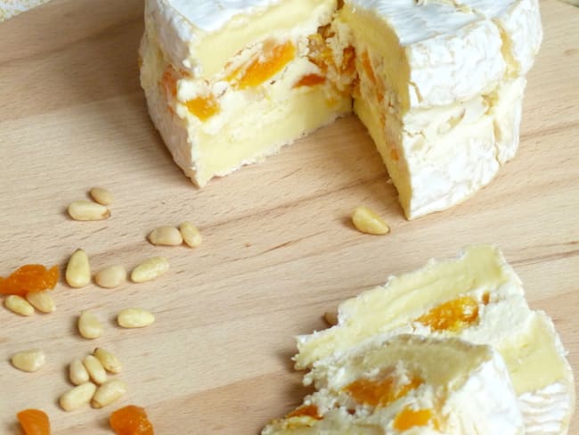 Camembert farci aux abricots secs, pignons et miel