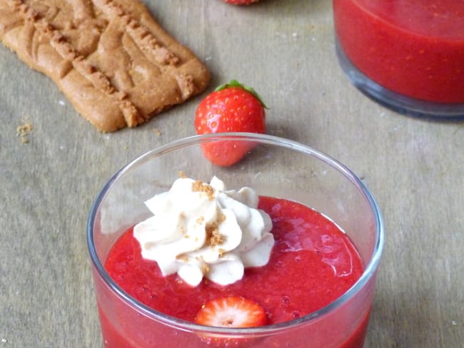 Soupe de fraises et framboises, chantilly au speculoos