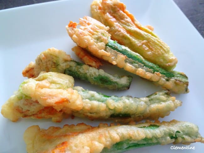 Beignets frits de fleurs de courgettes