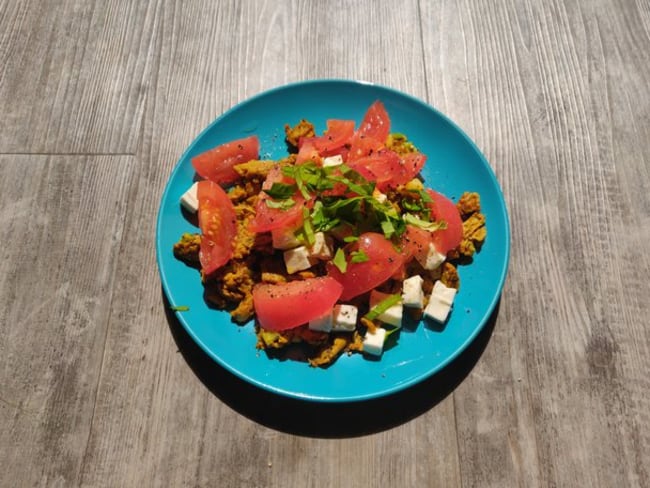 Brouillade d’œufs et salade tomate feta