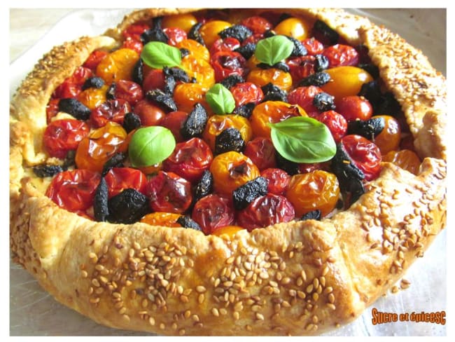 Galette rustique aux tomates cerises, olives et Caprice des Anges