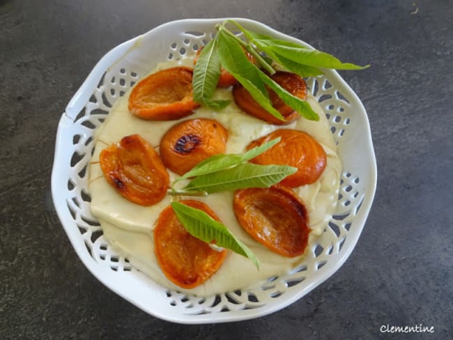 Abricots rôtis à la crème à la verveine fraîche