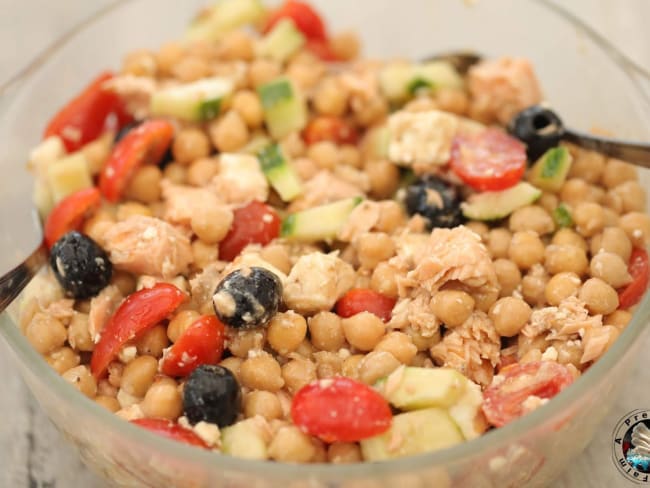 Salade de saumon à la grecque, feta, tomates et olives