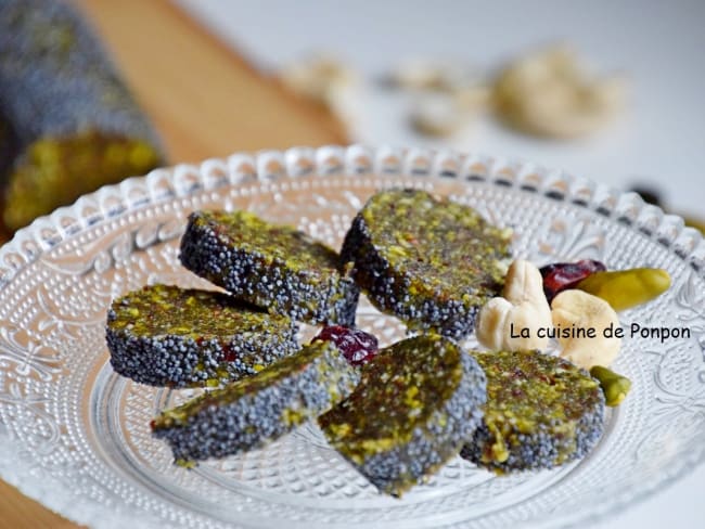 Barre énergétique aux dattes, pistaches, noix de cajou, cranberries, spiruline et acérola en poudre