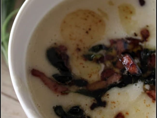 Velouté de haricots blancs au bacon et beurre noisette à la sauge