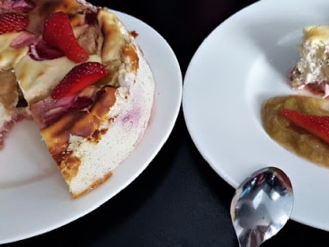 Gâteau au fromage blanc, rhubarbe et fraises 