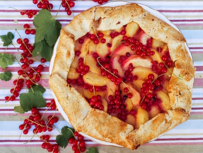 Tarte rustique aux pêches et aux groseilles