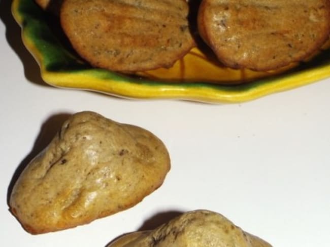 Madeleines apéritives à la confiture d'olive noire et au roquefort