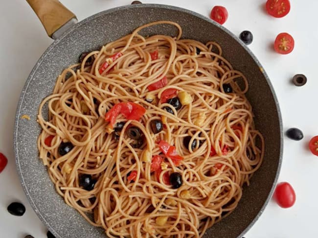 Spaghetti aux aubergines, tomates et olives