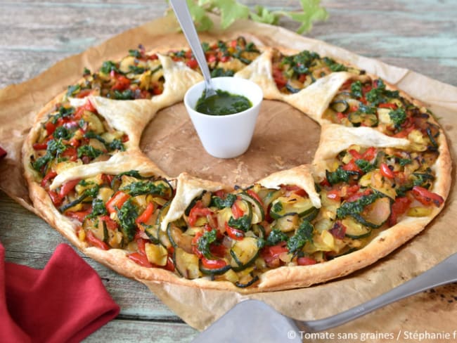 Couronne feuilletée aux légumes d'été avec courgette et poivron