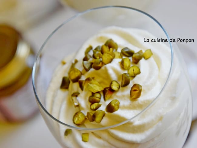 Mousse à la crème de pistache et blancs d'oeufs