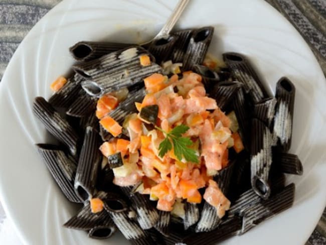 Penne à l'encre de seiche, truite fumée et petits légumes