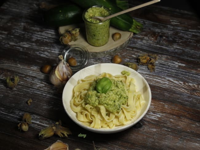 Tagliatelles au pesto de courgettes aux noisettes