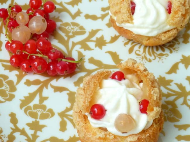 Choux à la mousse de chocolat blanc vanille et groseilles