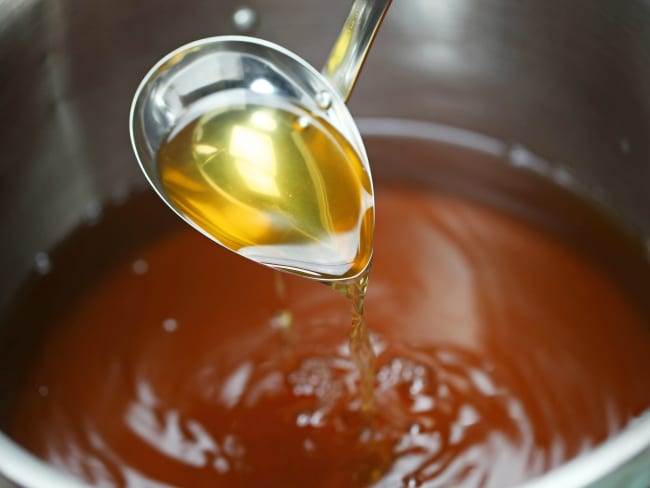 Consommé de poulet dans une louche