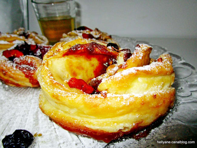 Roses feuilletées aux pommes baies de goji et caramel au beurre salé