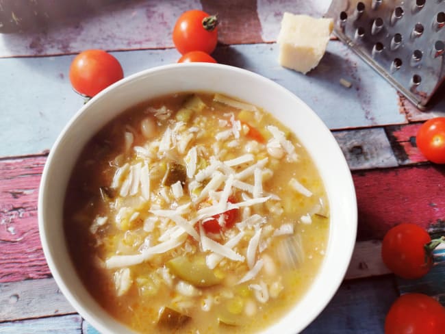 Minestrone d’été aux courgettes et aux tomates cerises