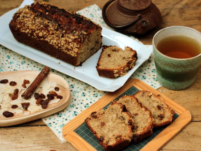 Cake de petit-déjeuner au son d'avoine, amandes et raisins secs