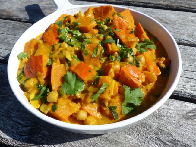 Curry vegan de potimarron aux pois chiches, épinards et lait de coco