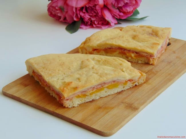 Focaccia farcie aux poivrons, jambon et scamorza