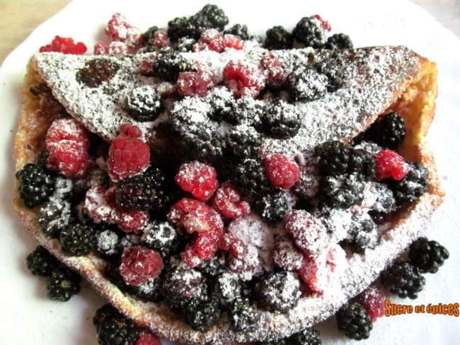 Omelette soufflée aux fruits rouges pour le petit déjeuner