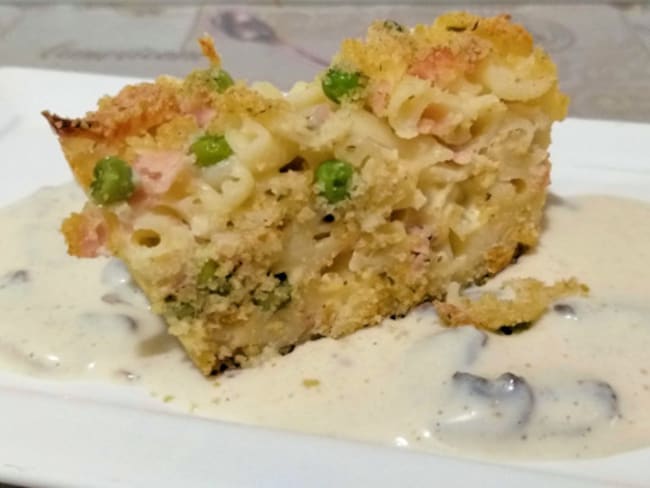 Timballo à la parisienne : gâteau de pâtes au jambon et petit pois, sauce béchamel au champignon