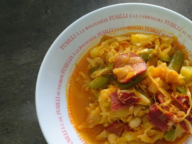 Soupe paysanne corse bien garnie : haricots blancs, lonzo, pancetta...