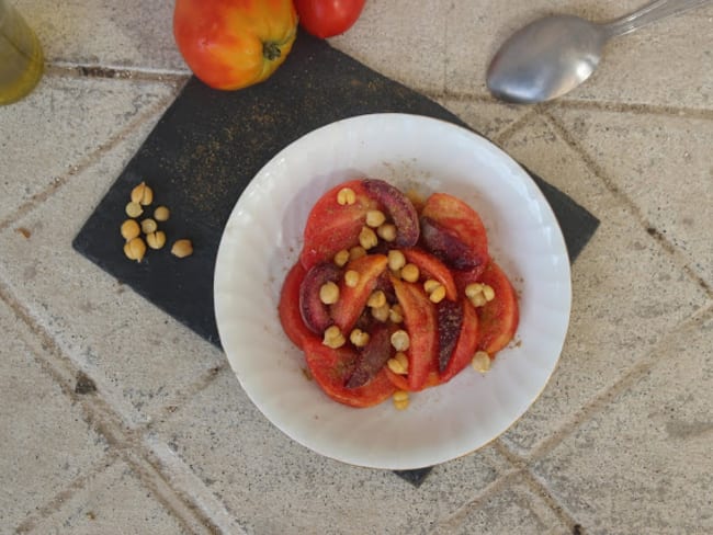 Salade de tomates, pêches, pois chiche et cumin