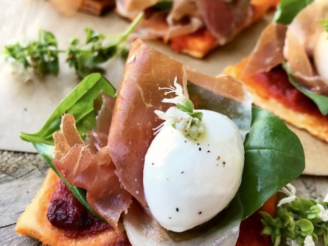 Mini-pizzas au jambon de Parme, basilic, Mozzarella di Bufala