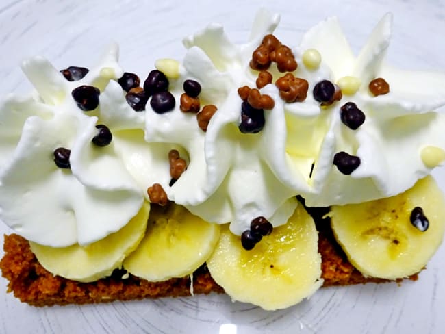 Socle de spéculos garni de banane, de confiture de lait et de crème mascarpone fromage blanc