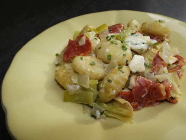 Gnocchis poêlés aux poireaux, fourme d'Ambert et au chorizo